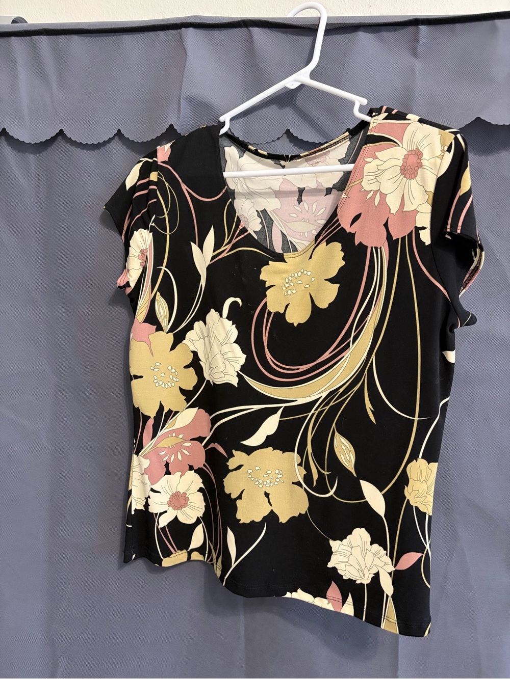 Women's Floral V-Neck Short Sleeve Top in Black and Blush